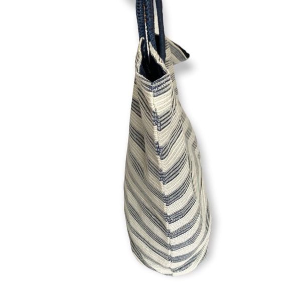 Large Lightweight Navy & Cream Tote - Picture 4 of 8